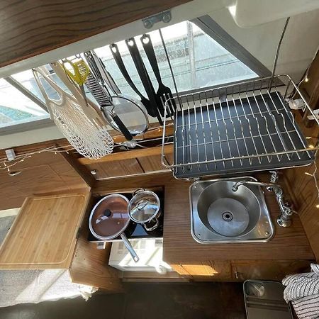 Beautiful 70S Vintage Yacht Boat In Barcelona 호텔 산트 아드리아 데 베소스 외부 사진
