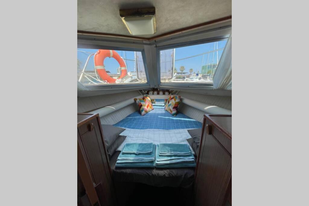 Beautiful 70S Vintage Yacht Boat In Barcelona 호텔 산트 아드리아 데 베소스 외부 사진