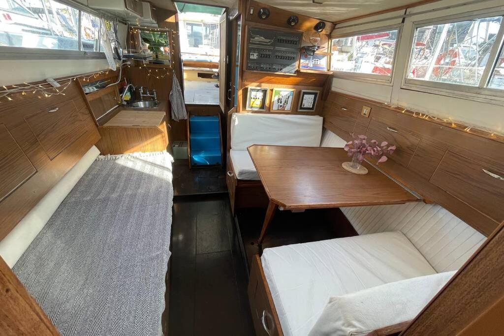 Beautiful 70S Vintage Yacht Boat In Barcelona 호텔 산트 아드리아 데 베소스 외부 사진