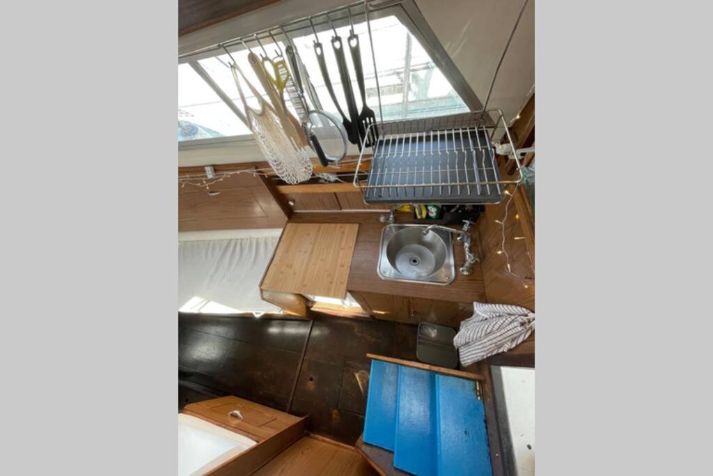 Beautiful 70S Vintage Yacht Boat In Barcelona 호텔 산트 아드리아 데 베소스 외부 사진