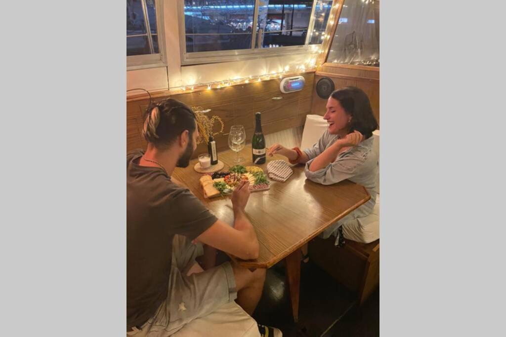 Beautiful 70S Vintage Yacht Boat In Barcelona 호텔 산트 아드리아 데 베소스 외부 사진