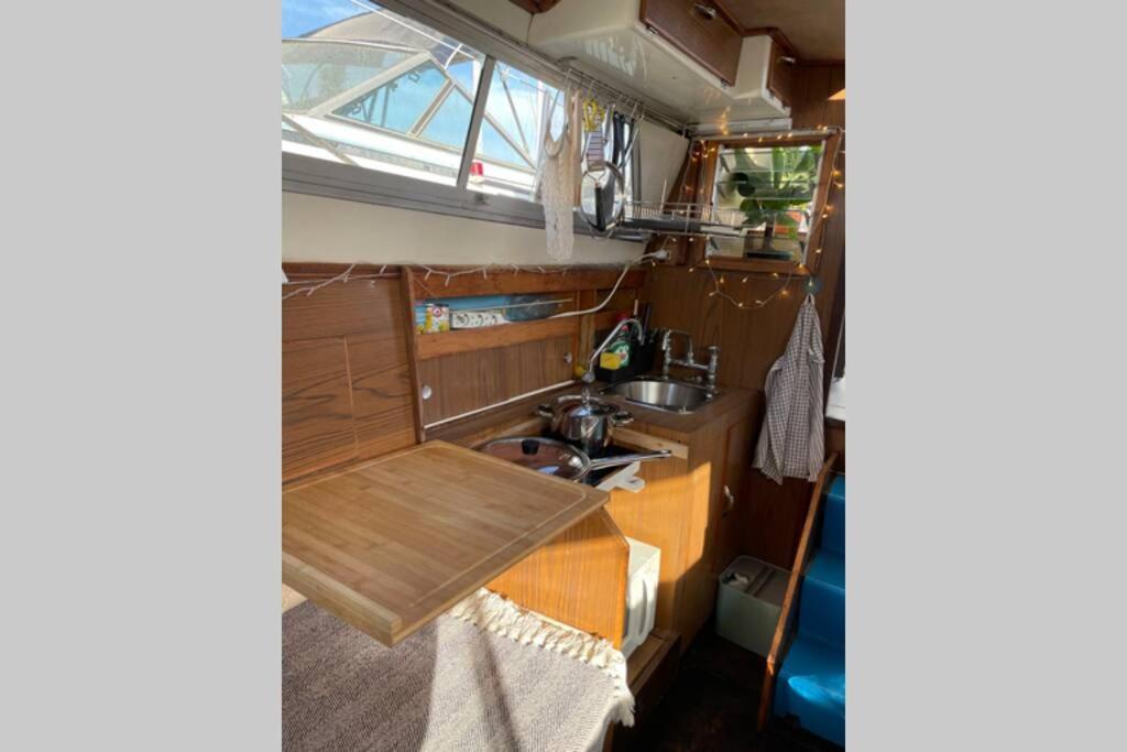 Beautiful 70S Vintage Yacht Boat In Barcelona 호텔 산트 아드리아 데 베소스 외부 사진