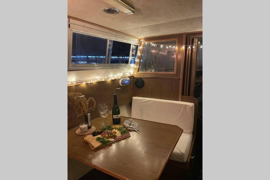 Beautiful 70S Vintage Yacht Boat In Barcelona 호텔 산트 아드리아 데 베소스 외부 사진