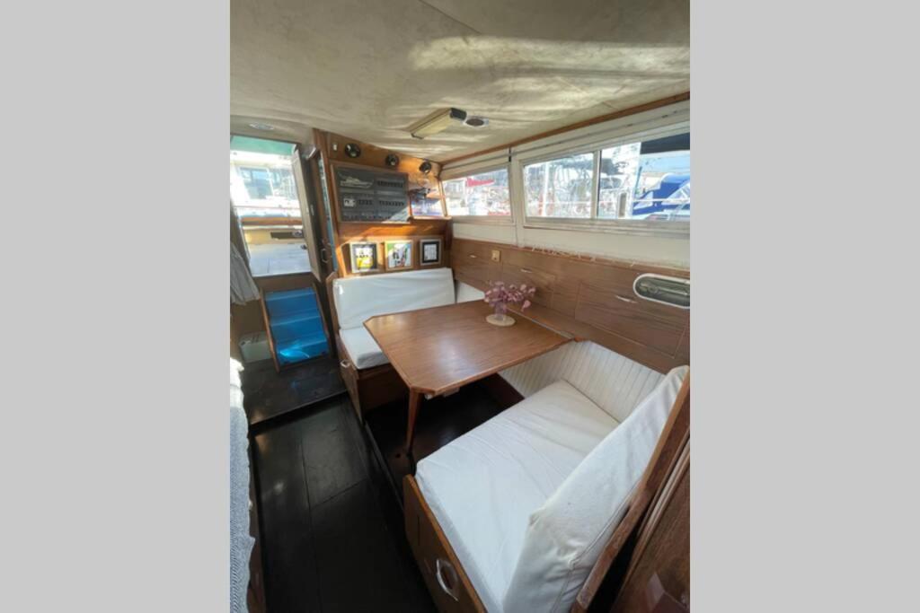 Beautiful 70S Vintage Yacht Boat In Barcelona 호텔 산트 아드리아 데 베소스 외부 사진
