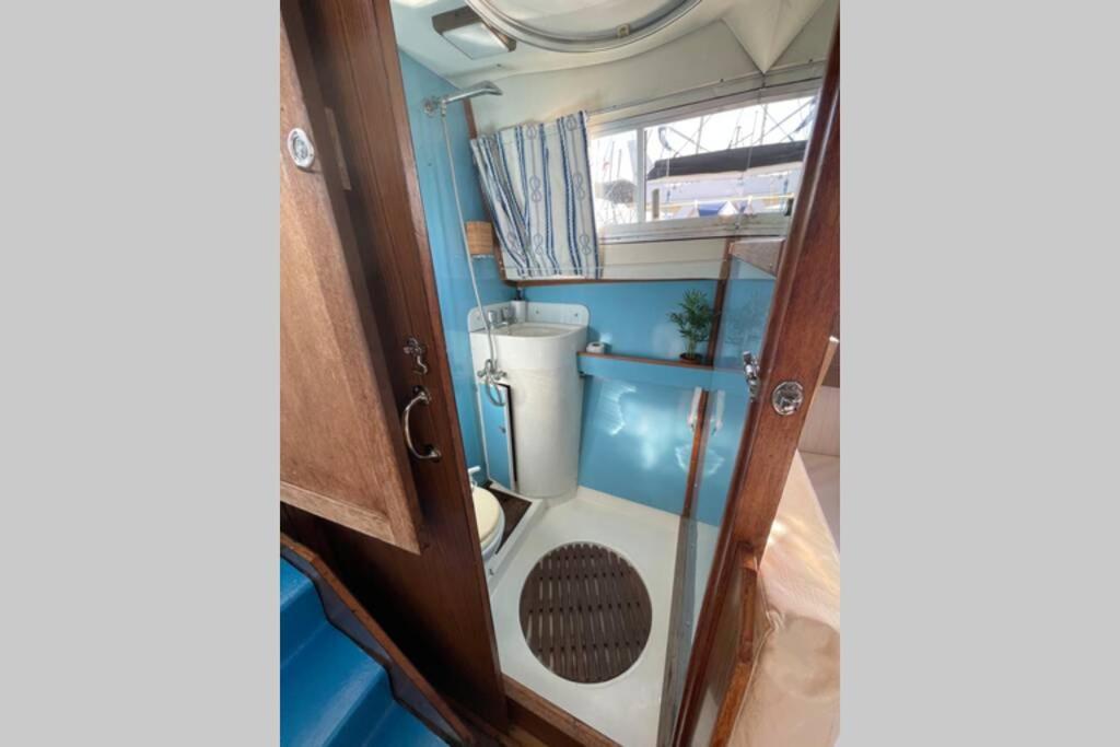 Beautiful 70S Vintage Yacht Boat In Barcelona 호텔 산트 아드리아 데 베소스 외부 사진