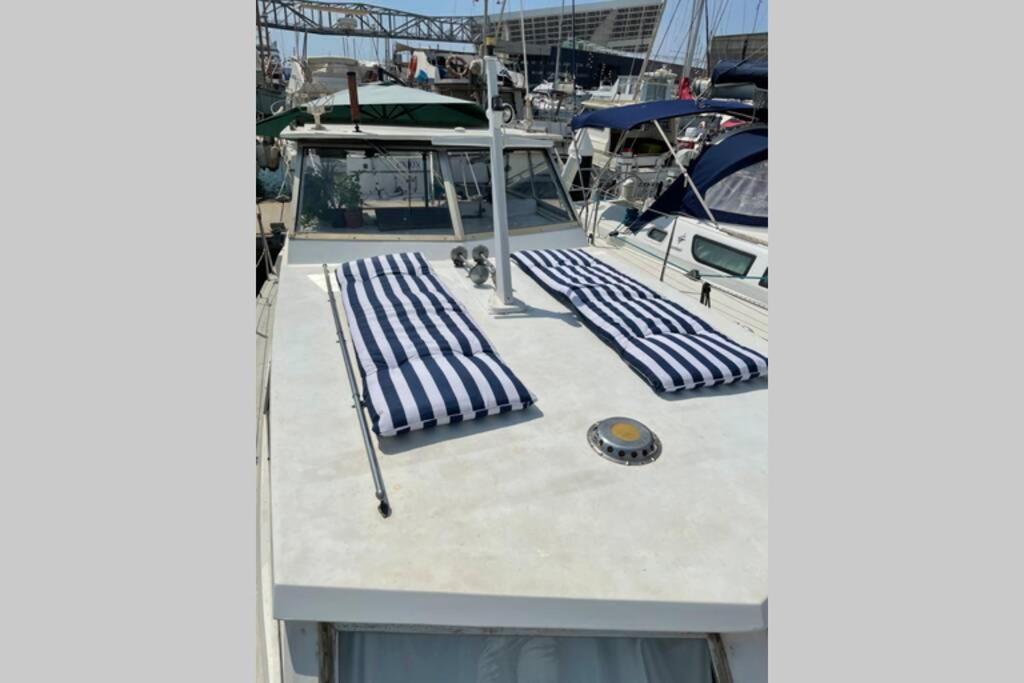 Beautiful 70S Vintage Yacht Boat In Barcelona 호텔 산트 아드리아 데 베소스 외부 사진