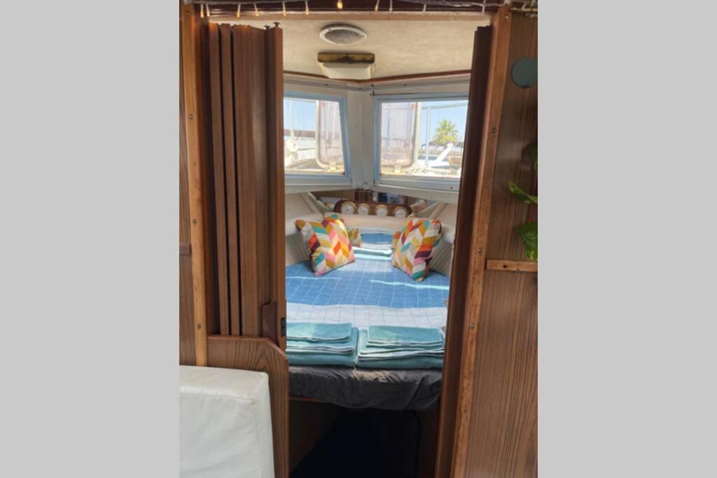 Beautiful 70S Vintage Yacht Boat In Barcelona 호텔 산트 아드리아 데 베소스 외부 사진